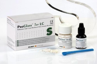 ProGlassTwoLC™ 8 g/3 ml A2 světlem tuhnoucí skloionomerní cement